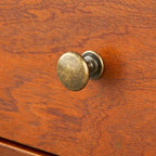 Table d'appoint à un tiroir de style Mid-Century, blanc antique/noyer/rose poudré pour 1 personne