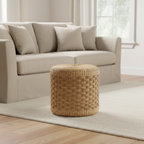 Pouf rond tressé en jonc de mer à motifs marron, pièce unique