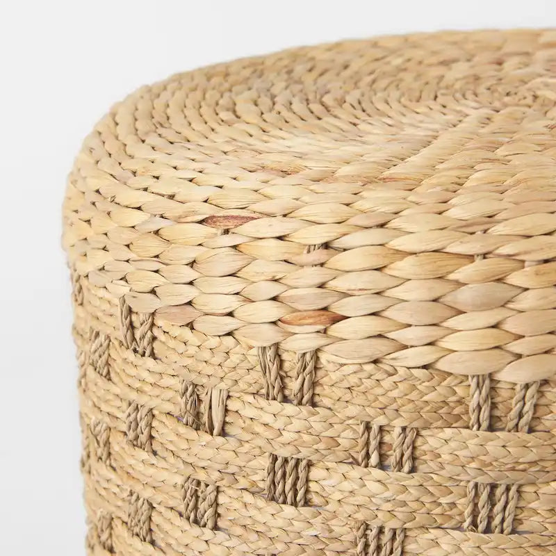Pouf rond tressé en jonc de mer à motifs marron, pièce unique