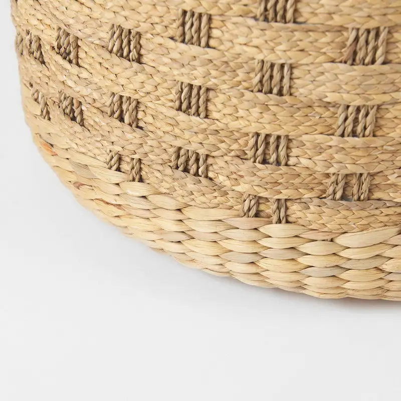 Pouf rond tressé en jonc de mer à motifs marron, pièce unique