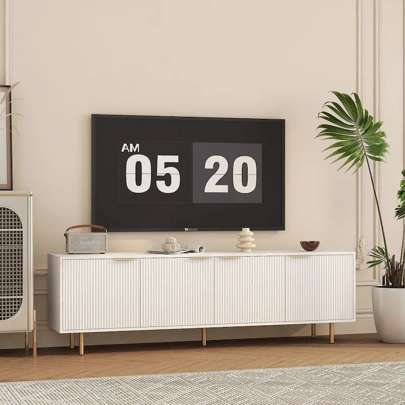 Meuble TV blanc cannelé avec rangement, Console de divertissement à 4 portes pour téléviseurs jusqu'à 79"